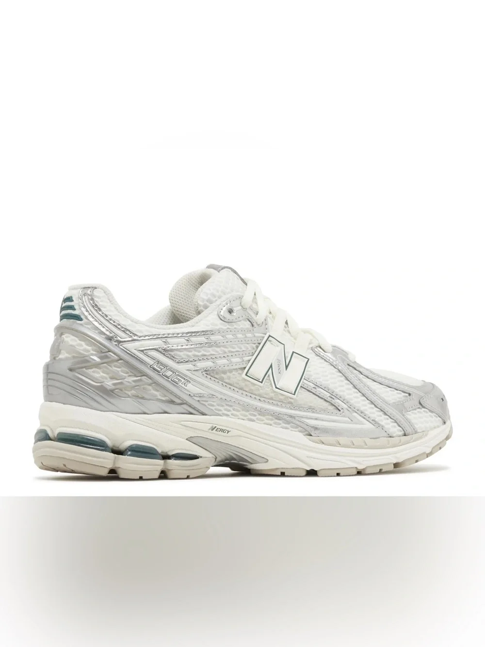 BRAND NEW NEVER WORN NEW BALANCE 1906R 'SILVER METALLIC CREAM'